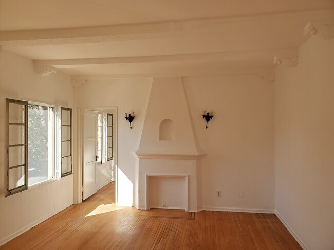 Foto del edificio - 632 N Windsor Blvd
