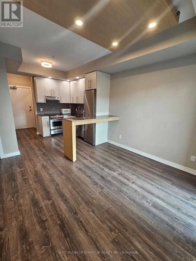 Building Photo - 10 Esplanade Ln