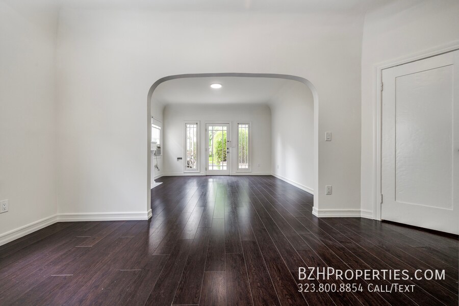 Primary Photo - Gorgeous light filled 1Bedrroom 1Bathroom ...