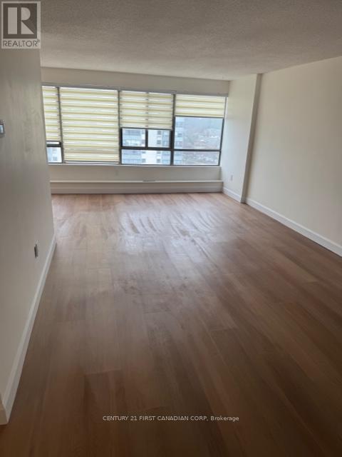 Photo du bâtiment - 570-570 Proudfoot Ln
