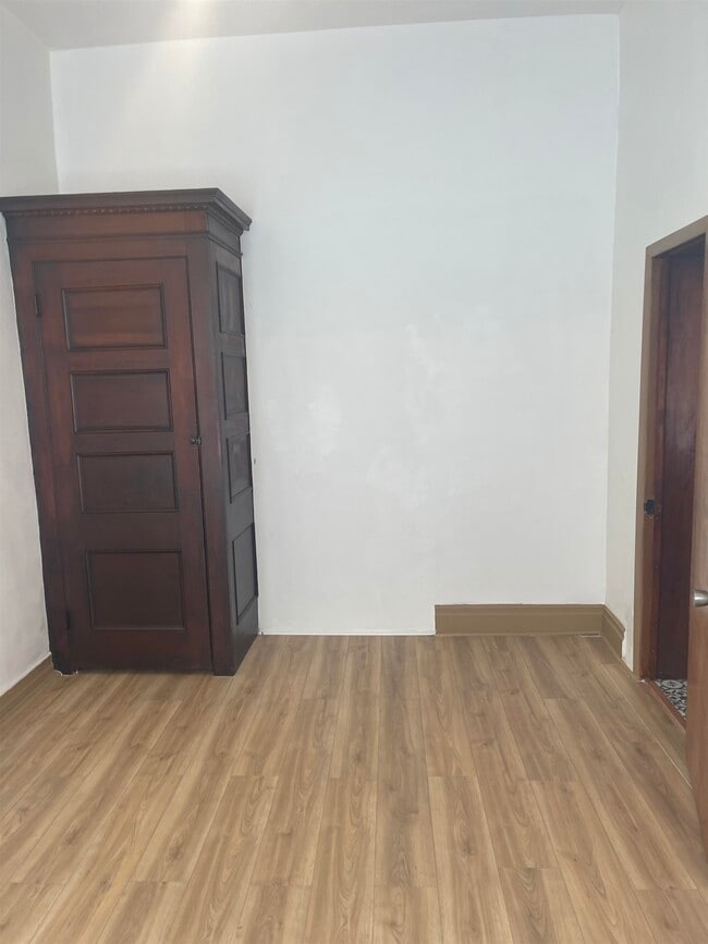 Building Photo - 582 Jersey Ave