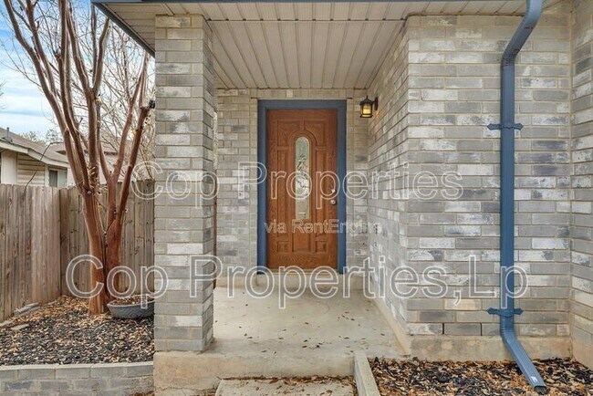 Foto del edificio - 6414 Maverick Oak Dr