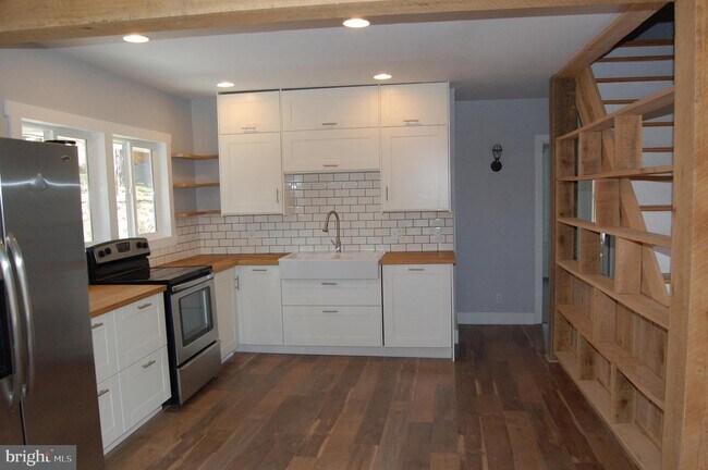 Building Photo - 132 Pinecrest Ln