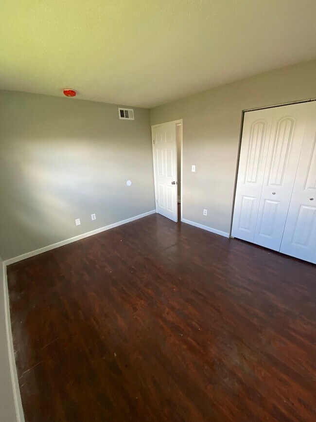 Building Photo - **Spacious 2 Bedroom | 1.5 Bath with Functional Layout**