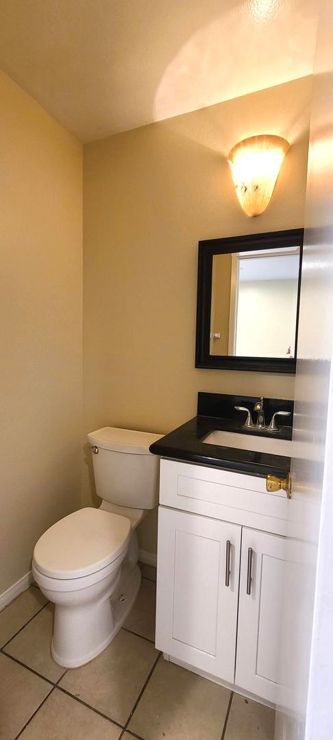 Building Photo - 2 Bedrooms + 1.5 Bath + 1 car Garage - Ava...