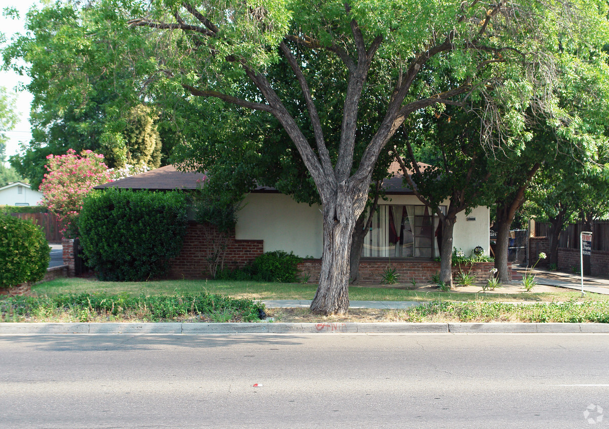 Primary Photo - 2318 E Clinton Ave