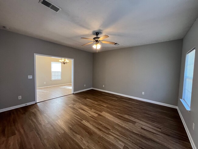 Building Photo - 3 BR, 2.5 BA, 2 Car Garage, Fenced in Back...