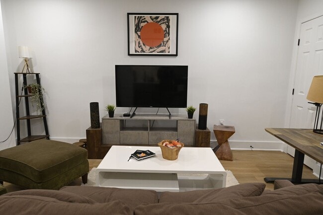 Foto del edificio - 25% Off Dec Rent for 12/15/25 Lease up BAND NEW 2 + 1 /// low utilities