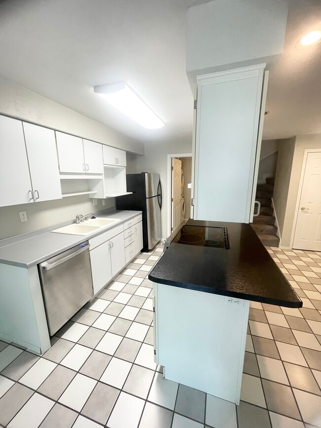 Building Photo - 2457 N Lynndale Dr