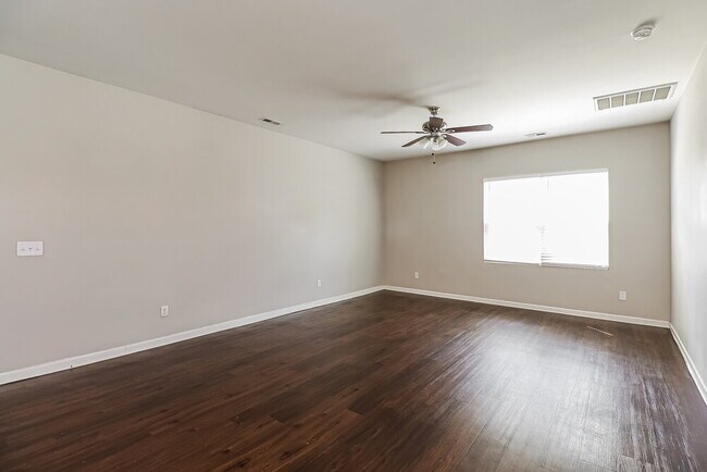 Foto del edificio - 8728 Balsam Bay Rd