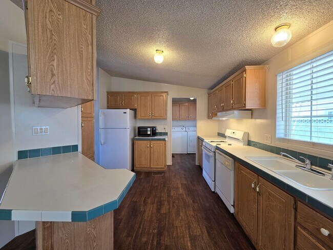 Foto del edificio - 5914 Sassy Rose Dr