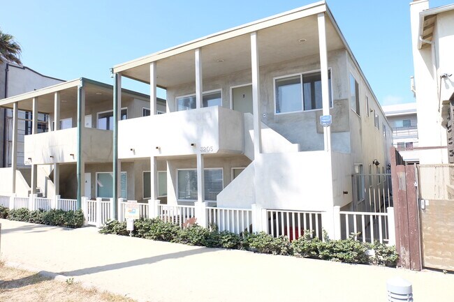 Foto del edificio - 3205 Ocean Front Walk