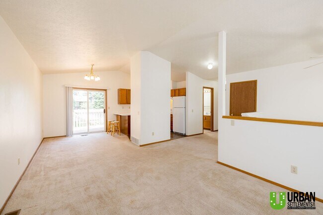 Building Photo - 3 bedroom, 2 bathroom home located on the ...