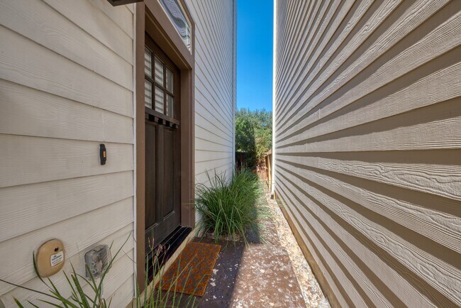 Building Photo - 3839 Harry Wurzbach Rd