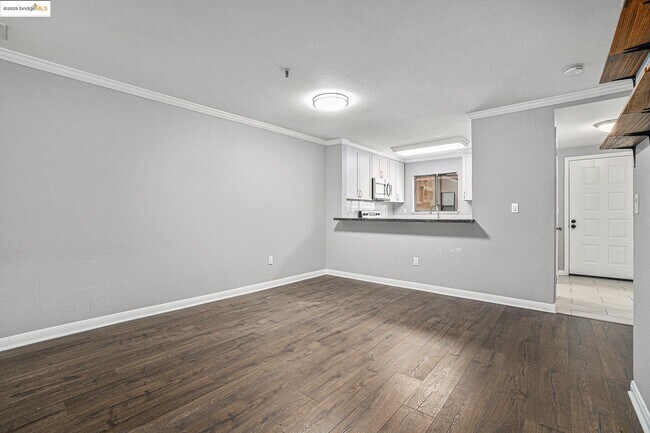 Building Photo - 1122 S Villa Way