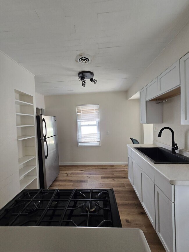 Building Photo - Enderis Park 2 Bedroom 1 Bathroom Single F...
