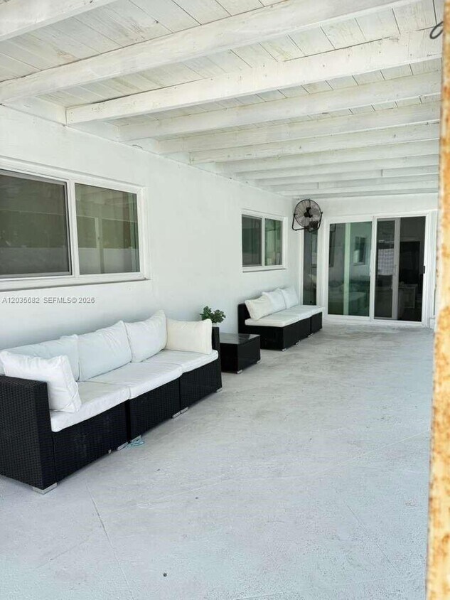 Foto del edificio - 3811 NW 6th Pl