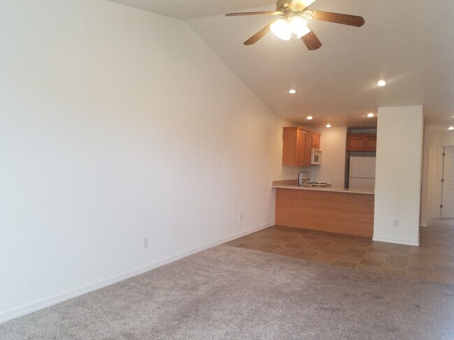 Foto del edificio - 2 Bedroom 1 Bath Rocky Mountain Townhome w/attached 1 car garage!