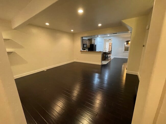 Foto del edificio - 4274 Lake Bridge Dr