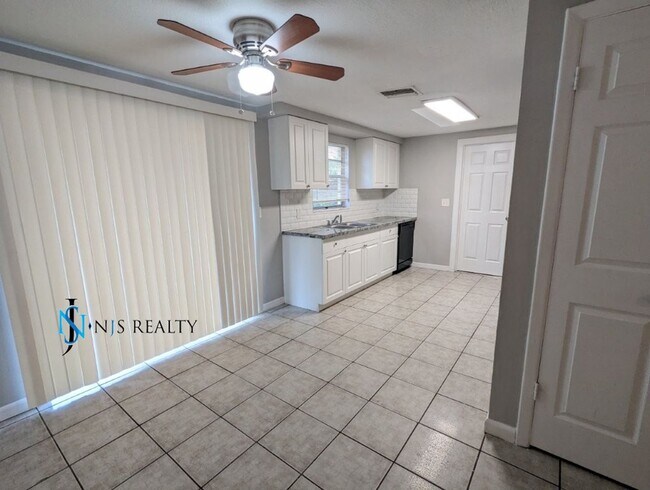 Building Photo - BEAUTIFUL, Large - 4/2 1500 Sq. Ft., Renov...