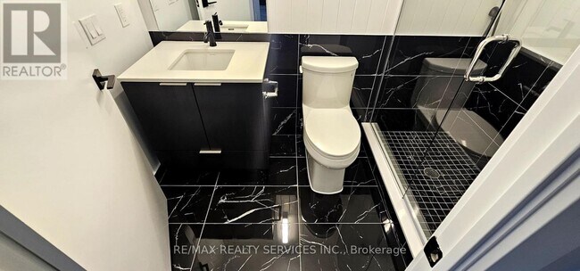 Photo du bâtiment - 327 King St W