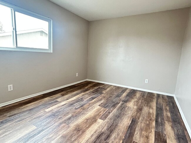 Building Photo - 2 Bed -2 Bath upper unit for Rent. Call us today!