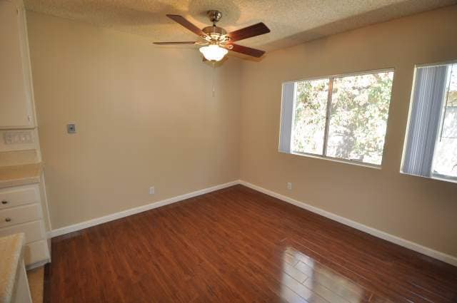 Foto del edificio - 24411 Newhall Ave
