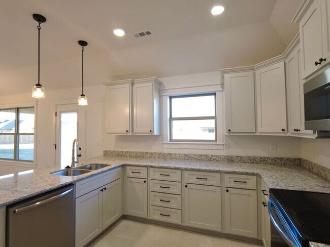 Building Photo - Siloam Springs- Single-Family Home- Beauti...