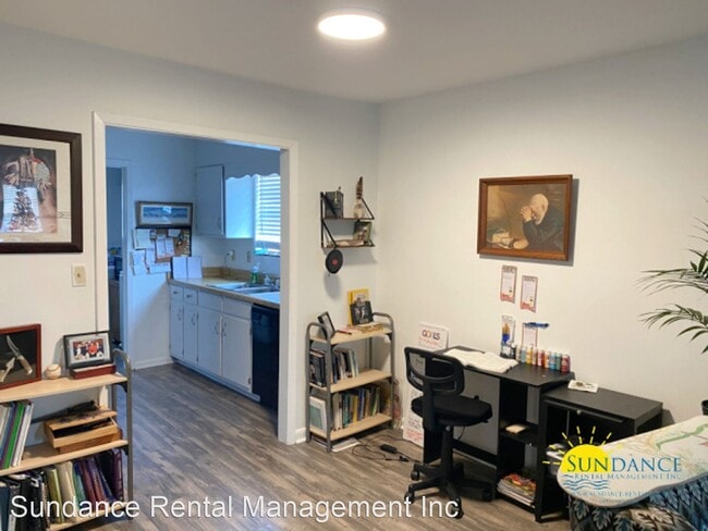 Building Photo - 2 br, 1 bath House - 3250 Redwood Lane Unit B
