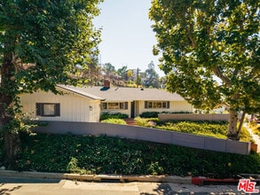 Building Photo - 864 Bienveneda Ave