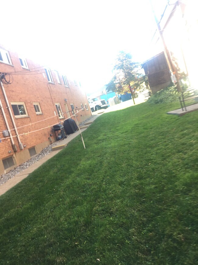 Building Photo - 1223 Elm Dr