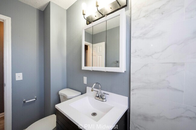 Building Photo - Charming 2 Bed, 1 Bath Apartment in Indian...