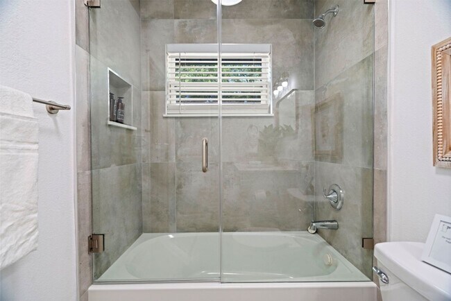 Building Photo - Stylish Tranquil duplex - Near Belleair Beach