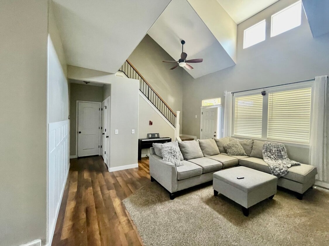 Beautiful Executive Daybreak Home Available! - Beautiful Executive Daybreak Home Available!