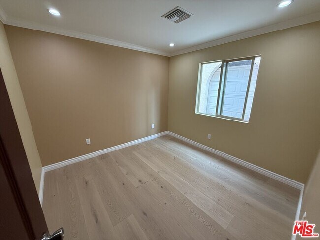 Foto del edificio - 5103 Longridge Ave