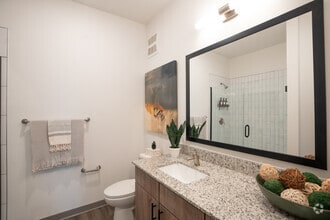 2BR, 2BA - 1,122SF - Bathroom - Colina WeHo