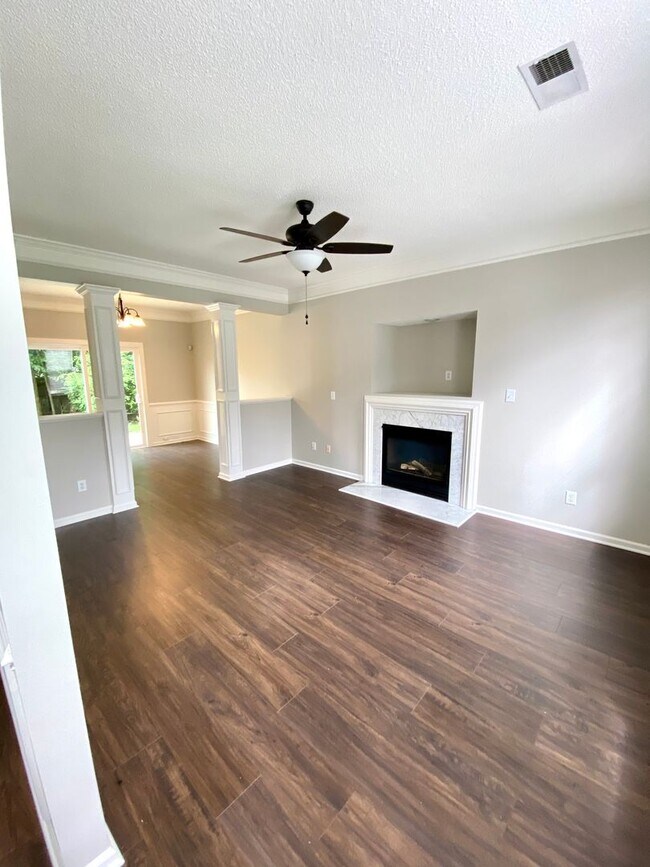 Building Photo - You can't miss this DEAL!