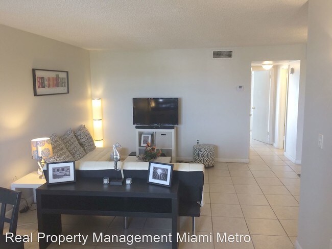 Building Photo - 1 br, 1.5 bath House - 7620 Carlyle Ave. #...