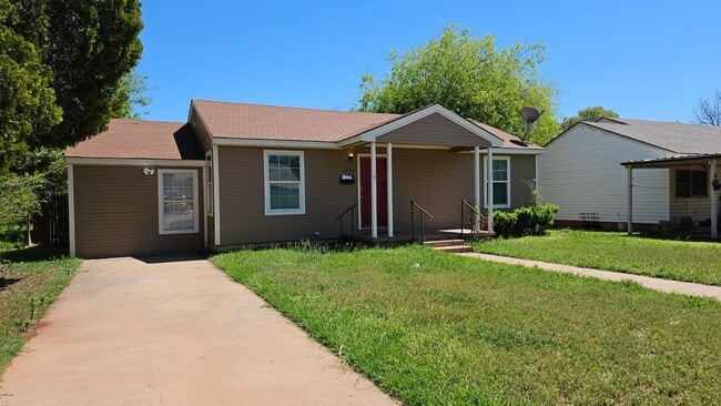 Foto del edificio - 3 bedroom, 1 bath, NEW hardwood floors!