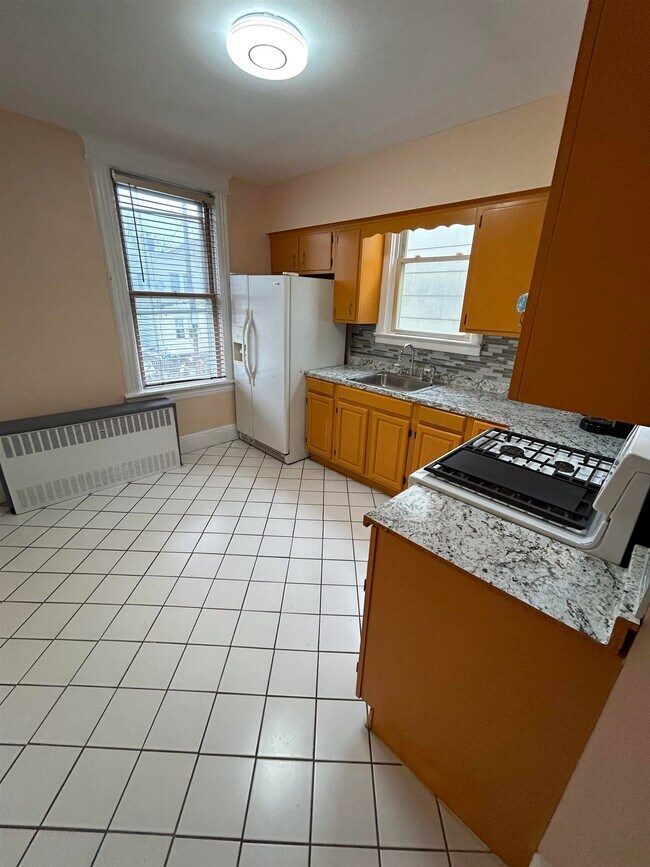 Foto del edificio - 364 WOODLAWN Ave