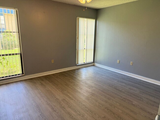 Foto del edificio - * MOVE IN SPECIAL * 1/2 OFF 2ND MONTH'S RENT!! Spacious 876 SF Unit - 2 bd / 1 ba near UF - Brand...
