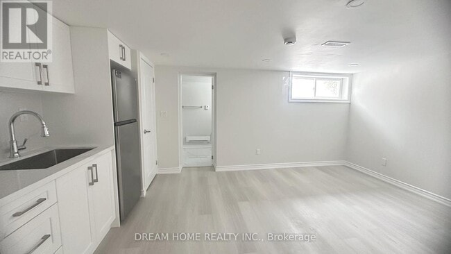 Building Photo - 6 Clementine Square