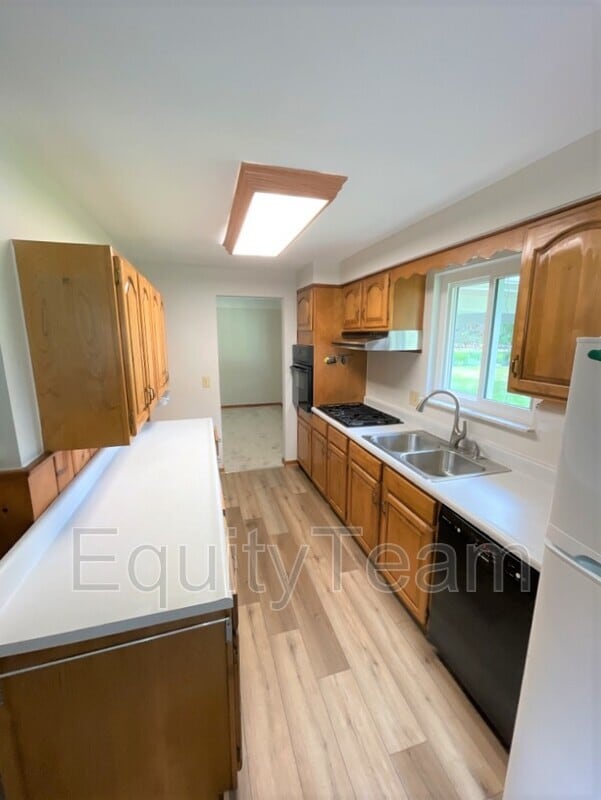 Building Photo - 2162 Oakwood Dr