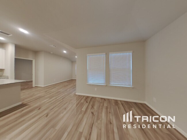 Foto del edificio - 13530 Paxton Blvd