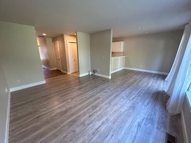 Building Photo - Newly Renovated 3 bedroom 2.5 bath home in...