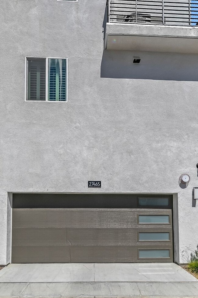 Building Photo - Exquisite Modern Townhome Nestled in the T...
