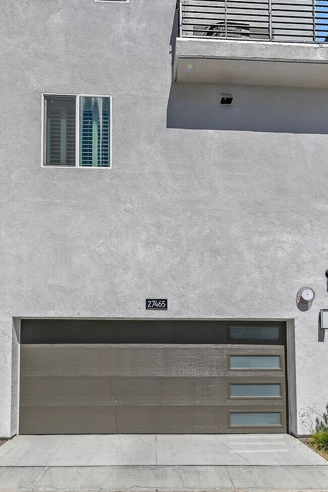 Foto del edificio - Exquisite Modern Townhome Nestled in the T...