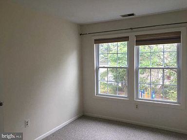 Building Photo - 32 E Knight Ave