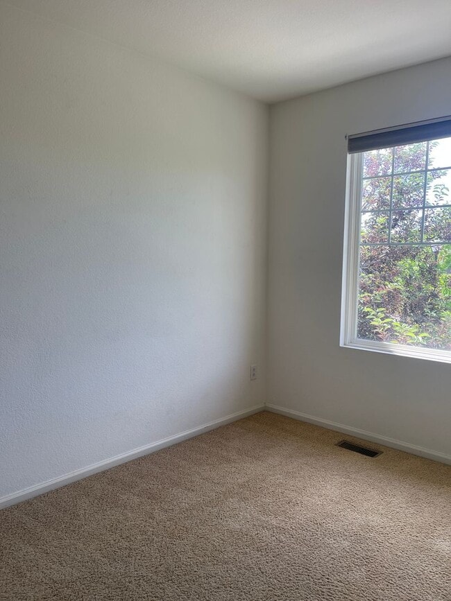 Photo - 3 bedroom, 2 bathroom single family house in Aurora