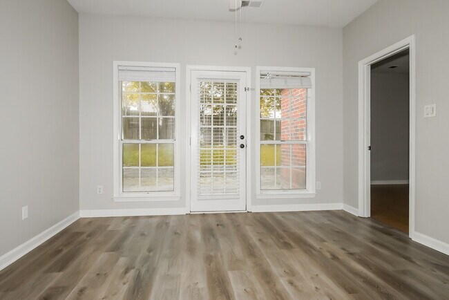 Foto del edificio - 8170 Timber Knoll Ln